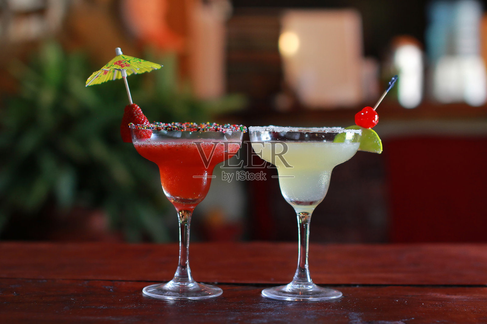 草莓玛格丽塔和经典玛格丽塔配纸伞照片摄影图片