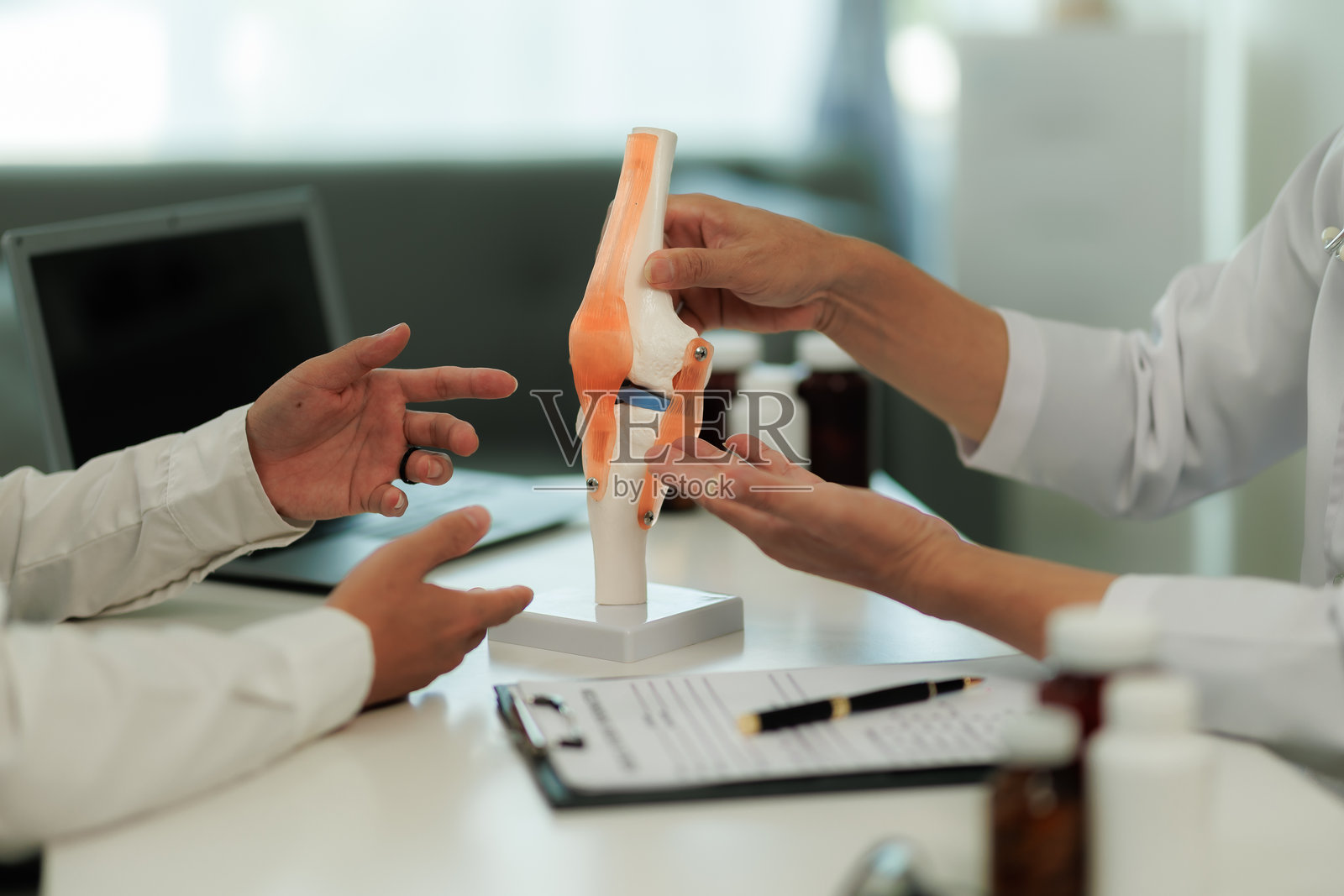 膝关节专家与一位经历关节炎症的患者进行咨询，提供有效治疗和康复的指导和个性化护理。照片摄影图片