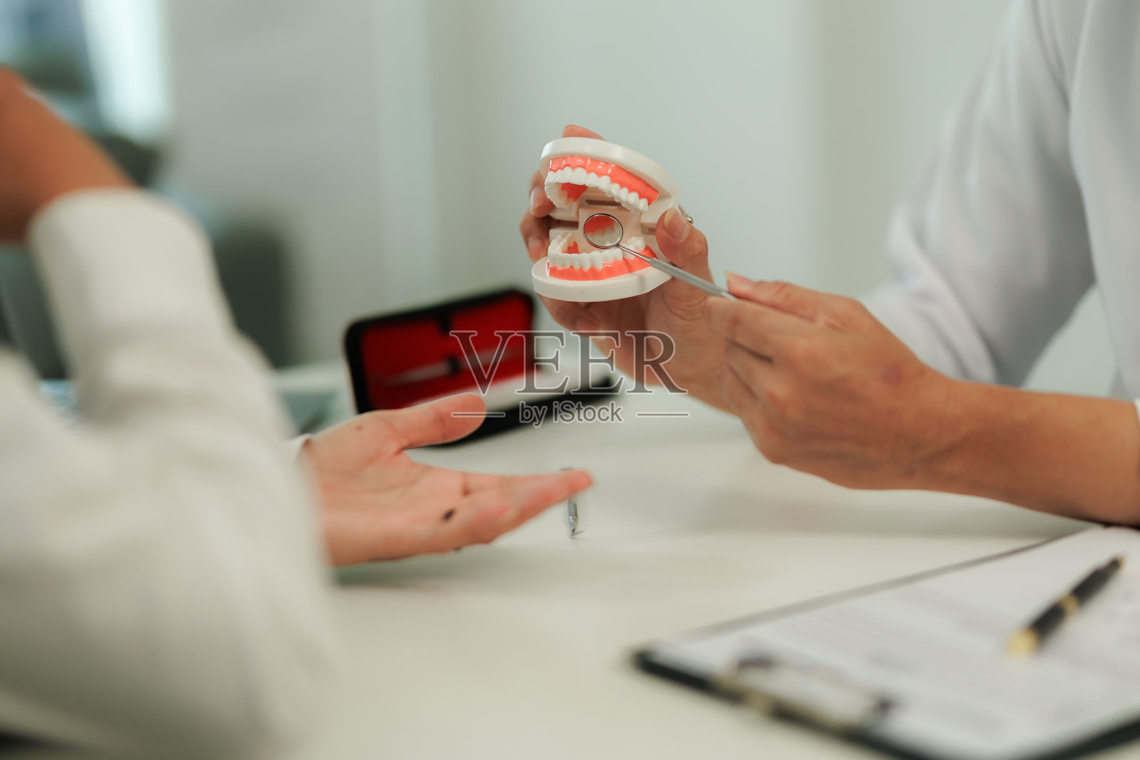 一位牙痛患者咨询牙科专业人士，寻求缓解疼痛和恢复口腔健康的建议和治疗方案。照片摄影图片