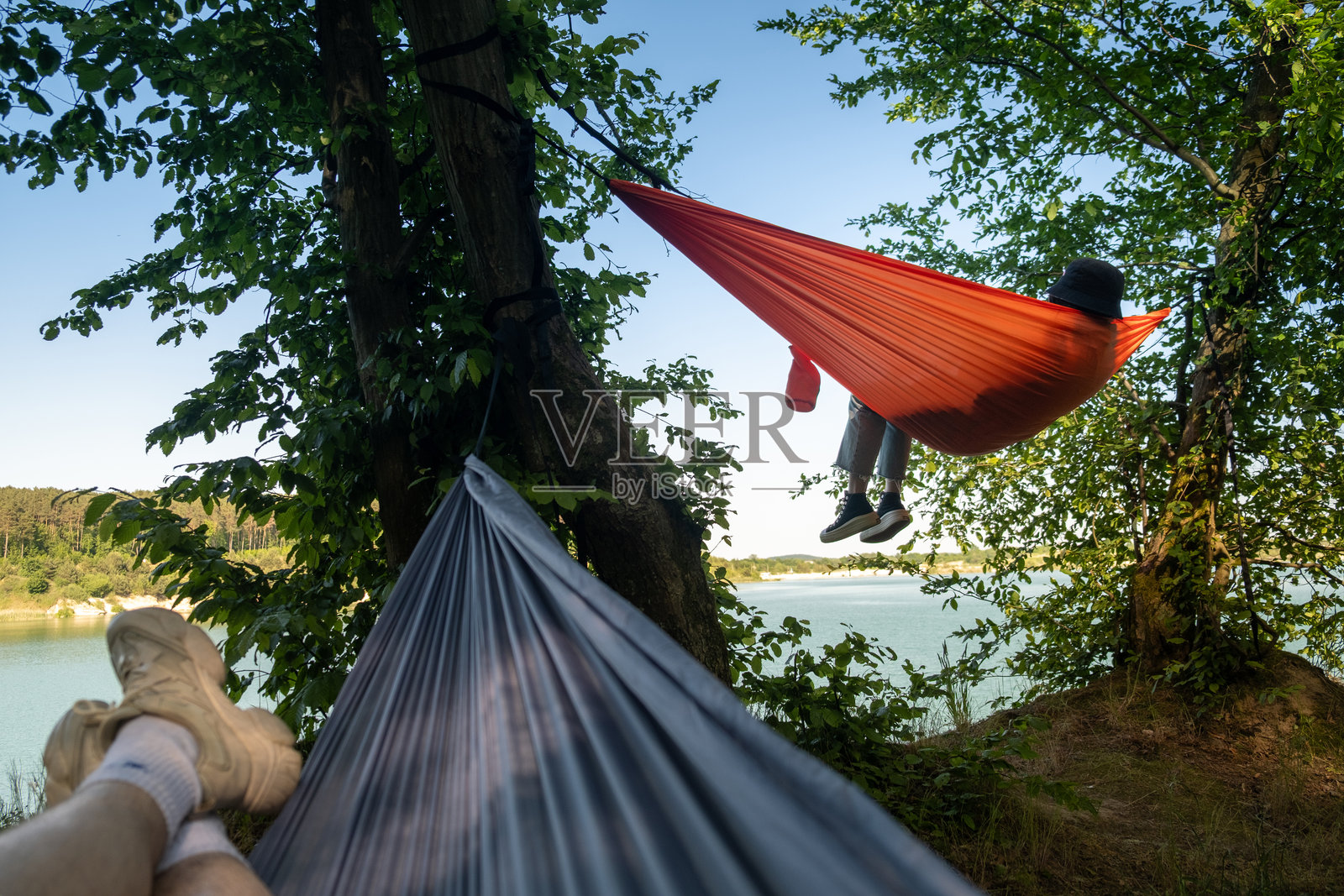 在湖边的吊床上放松照片摄影图片