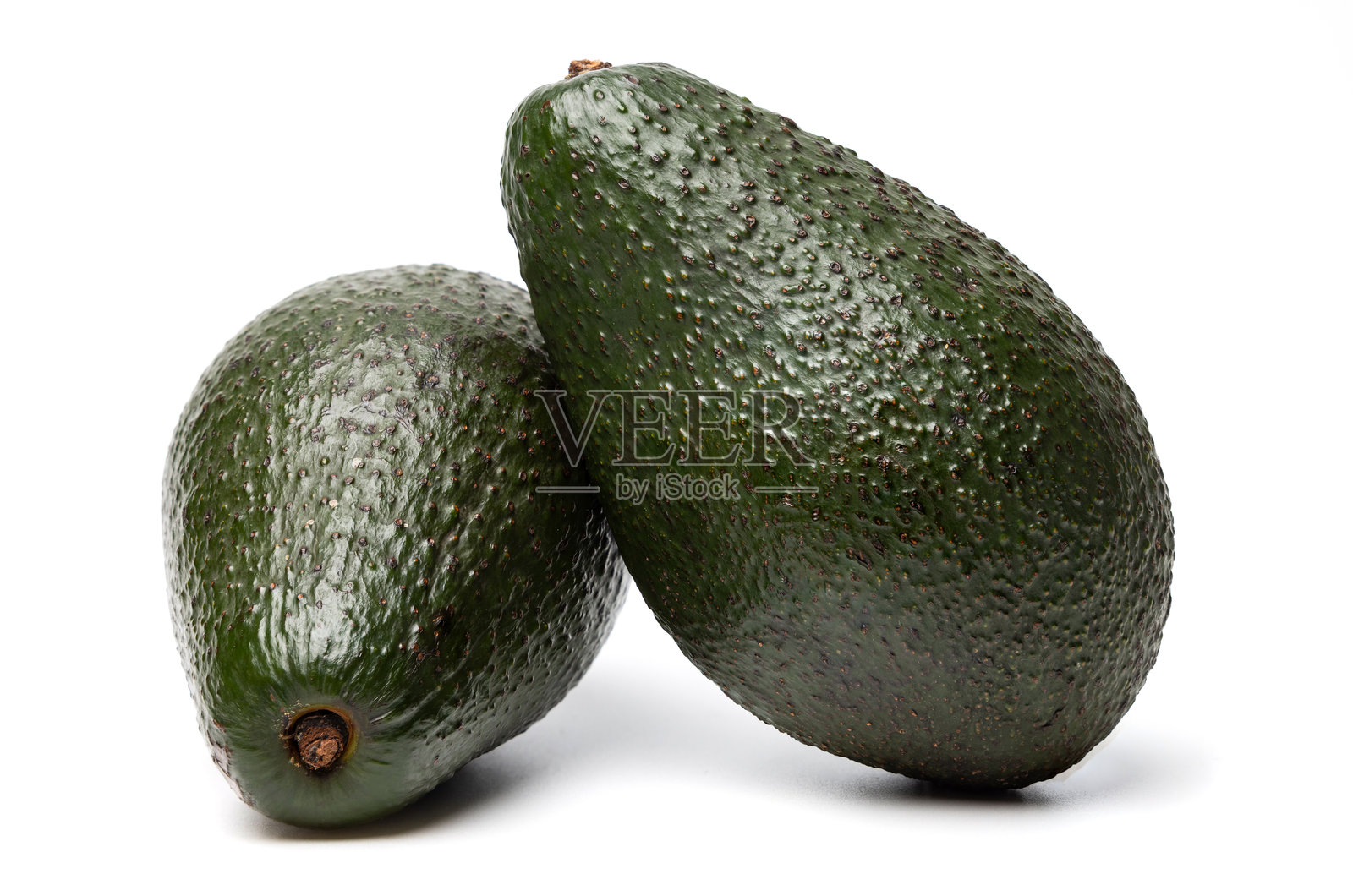 两个成熟的有机绿色鳄梨果实，孤立在白色背景上，带有内置的剪切路径照片摄影图片