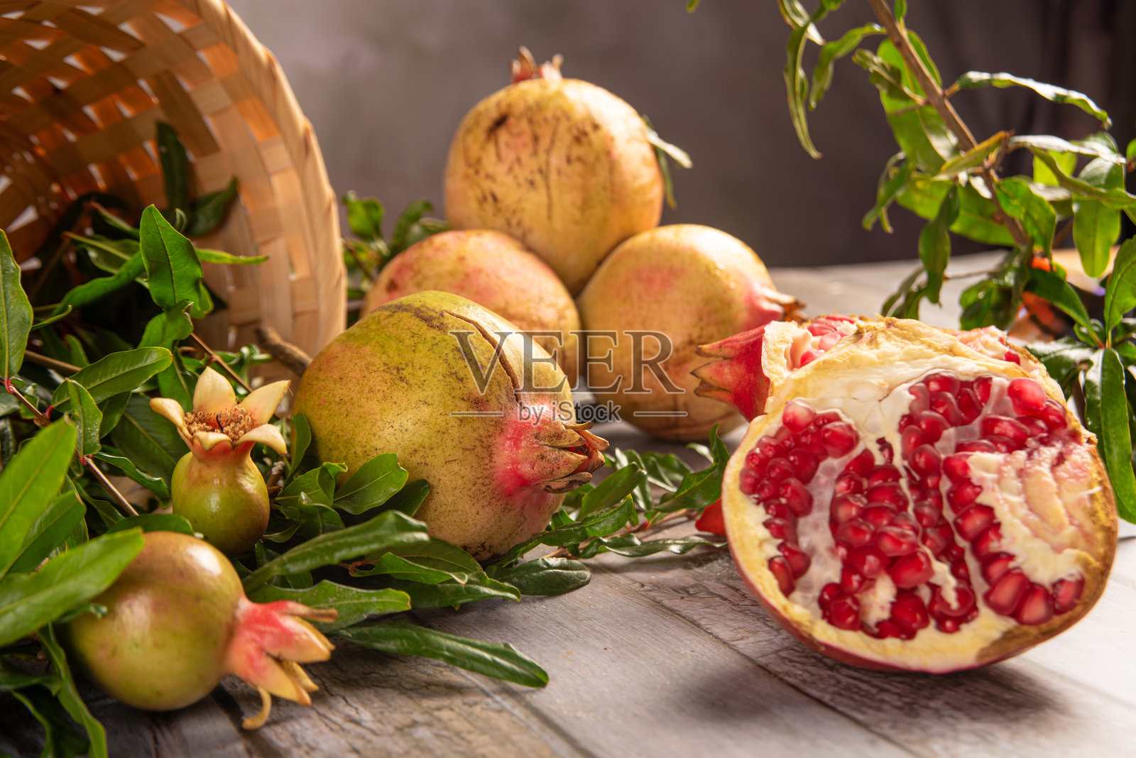 石榴，精美的石榴在乡村木材上排列，背景抽象，选择性对焦。照片摄影图片