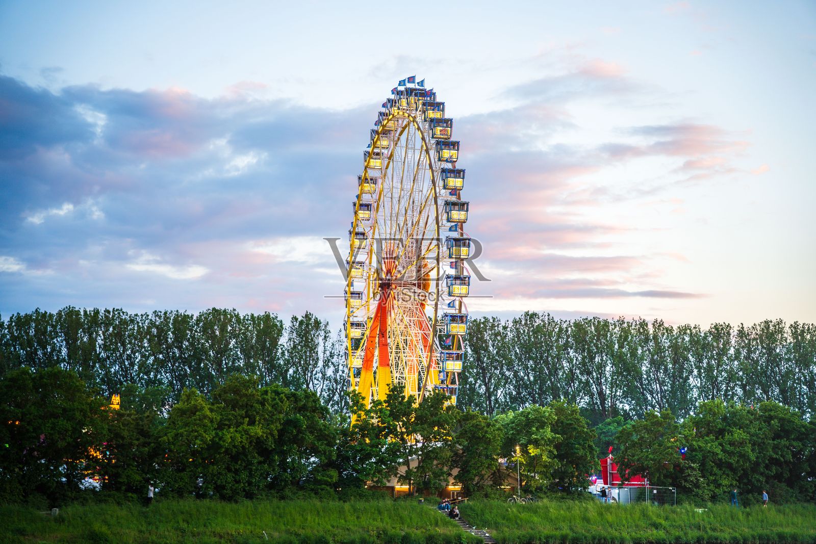 夕阳下的绚丽摩天轮照片摄影图片