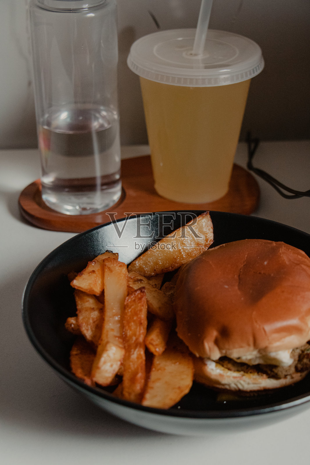 盘子上的汉堡和薯条静物画照片摄影图片