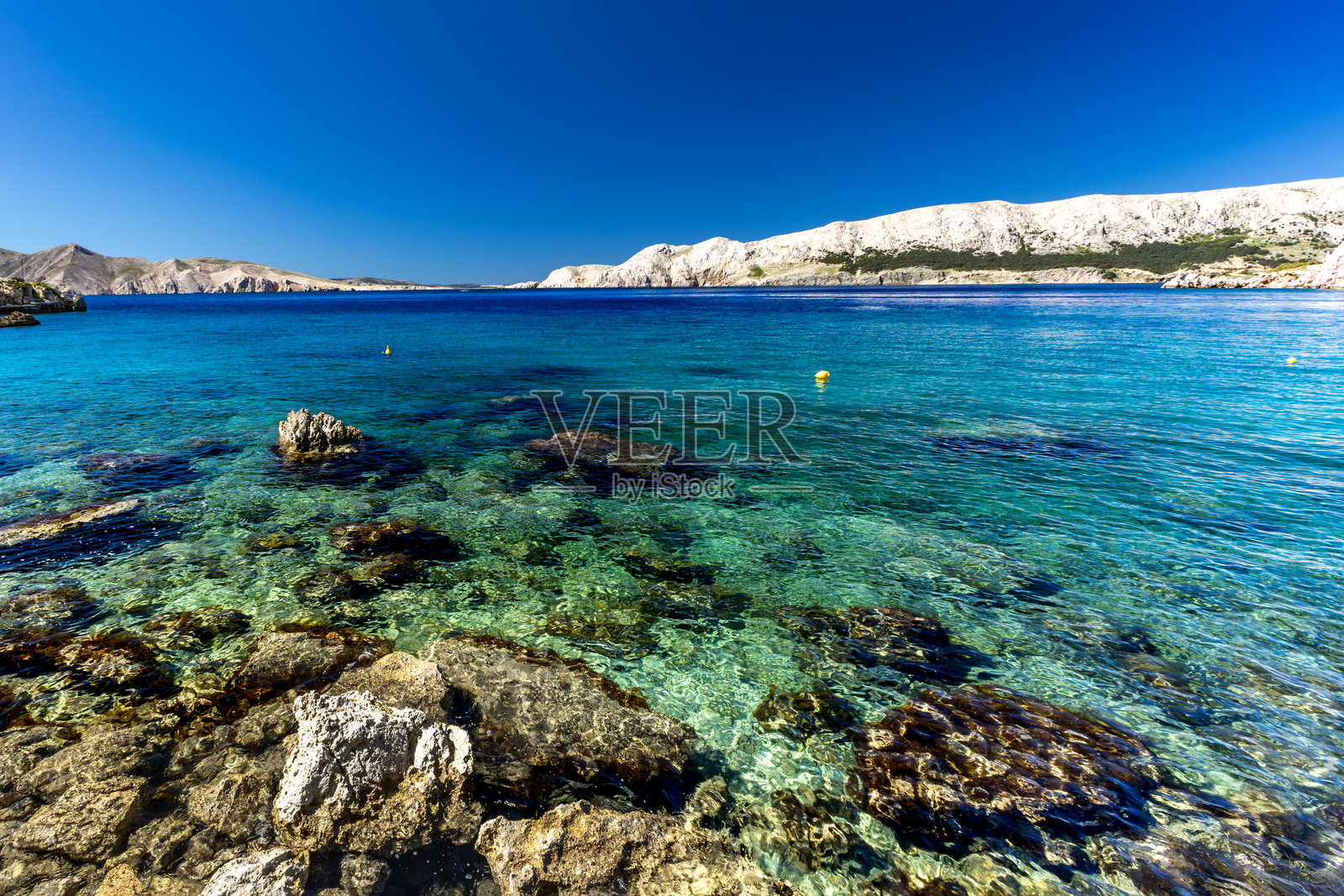 克罗地亚KRK岛上的贾布拉诺瓦海滩，通往空旷卵石海滩的蓝色小径。照片摄影图片