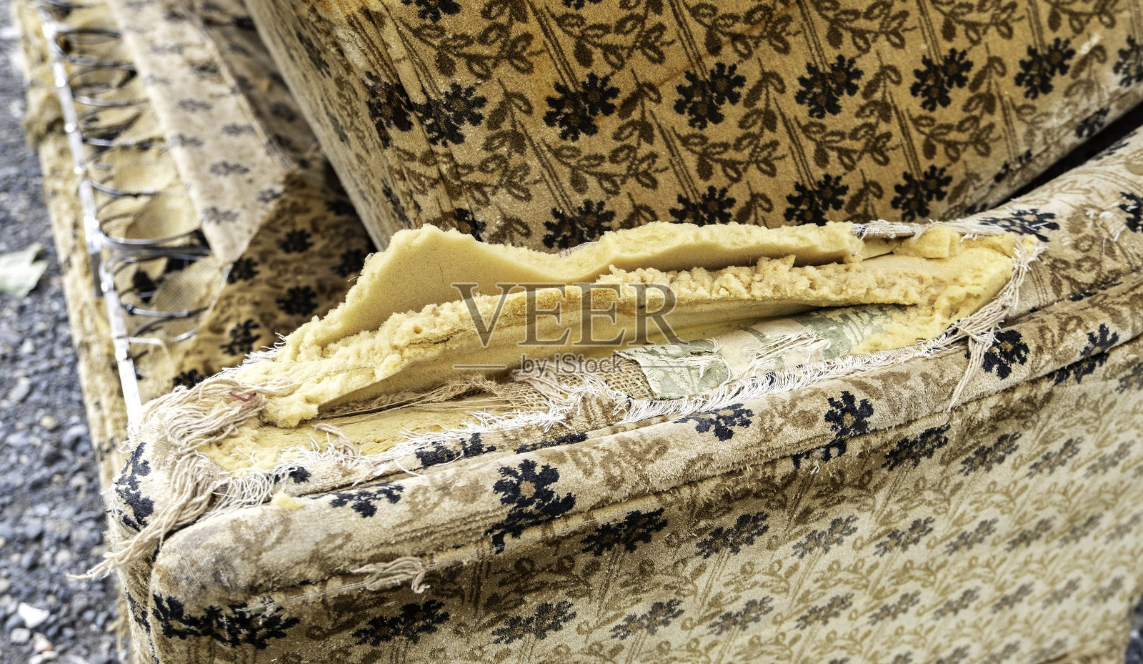 破损的垃圾椅照片摄影图片