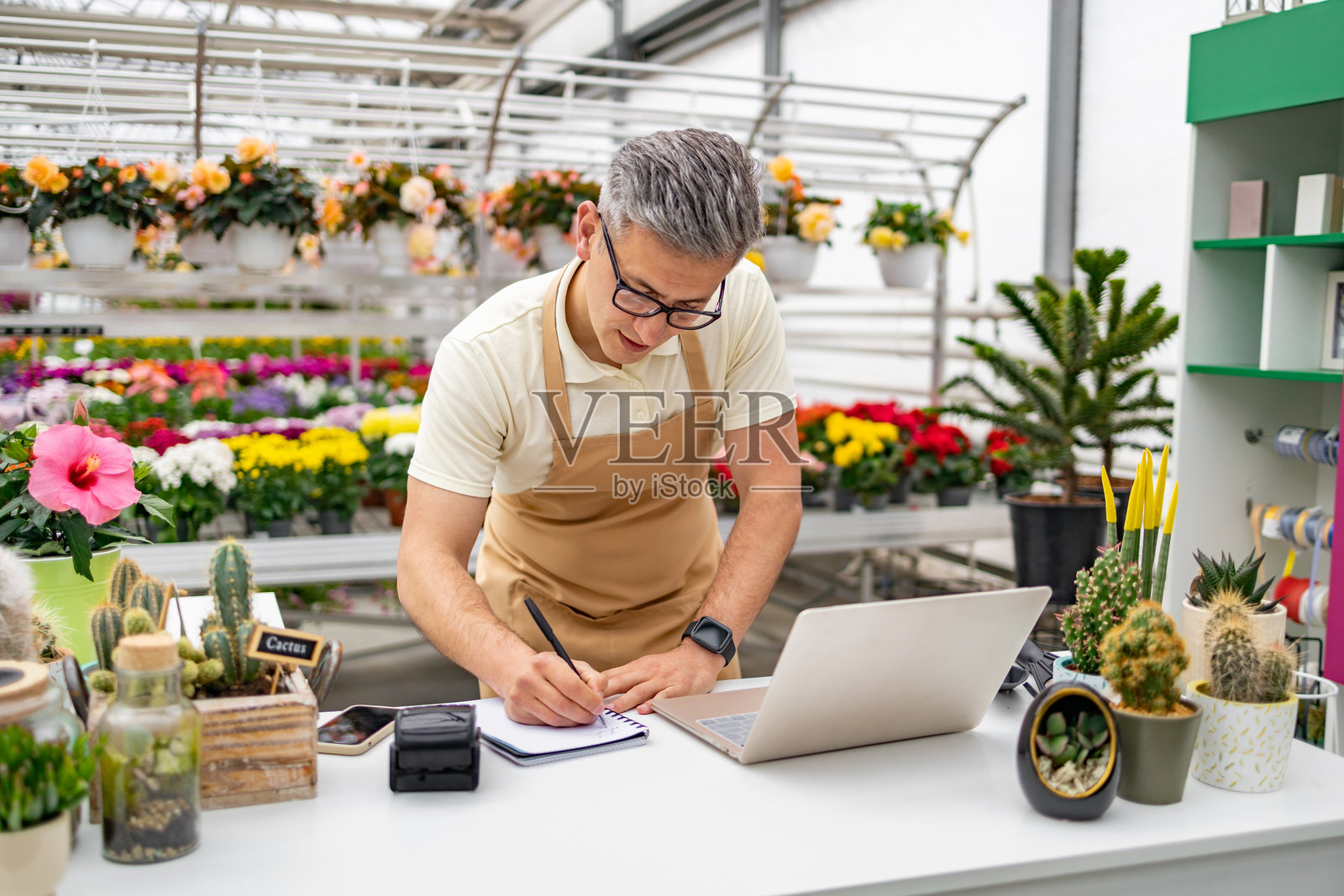 花店里的花艺师在工作照片摄影图片