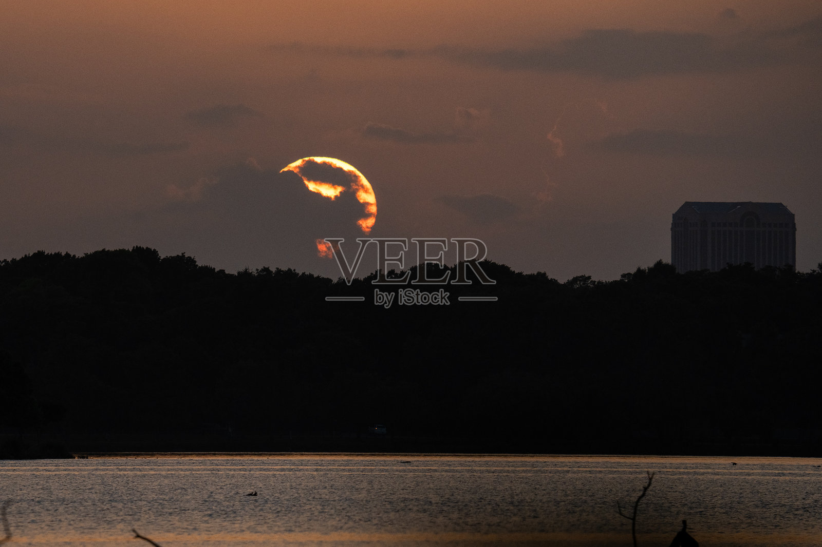 撒哈拉沙尘日落照片摄影图片