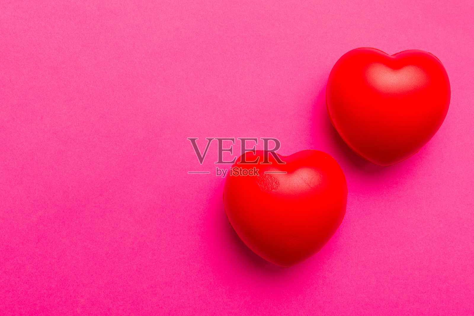 彩色背景上的红色心形。极简概念的俯视图，留有空白空间。照片摄影图片