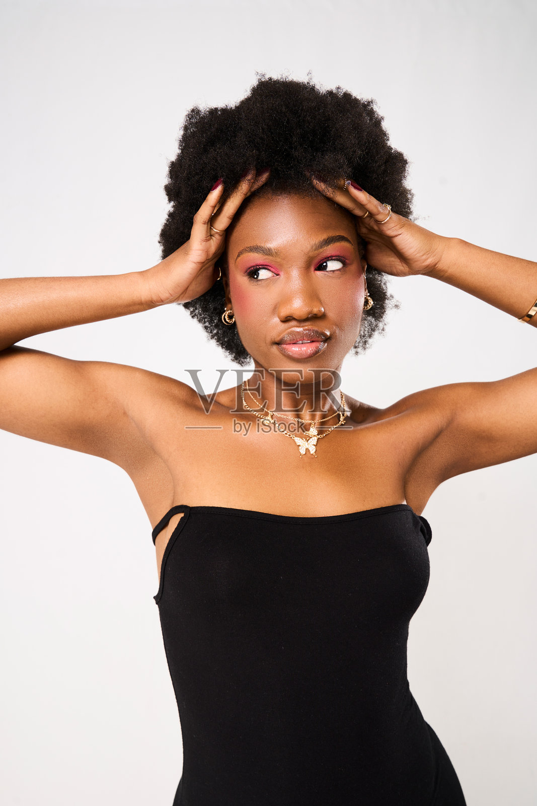 一位穿着黑色衣服、散发非洲风情的年轻女性照片摄影图片