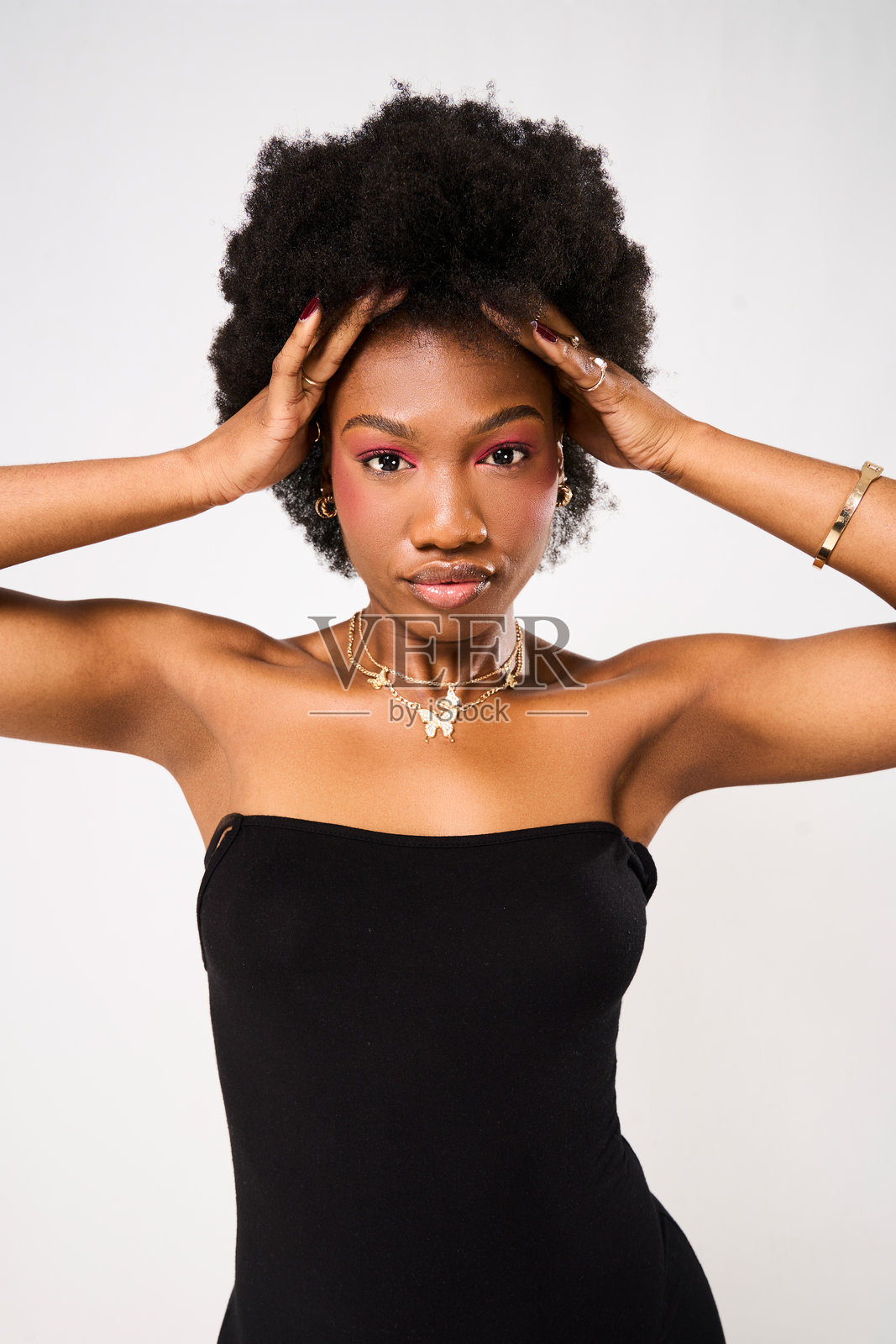 一位年轻女性直视镜头，展现美丽妆容。照片摄影图片