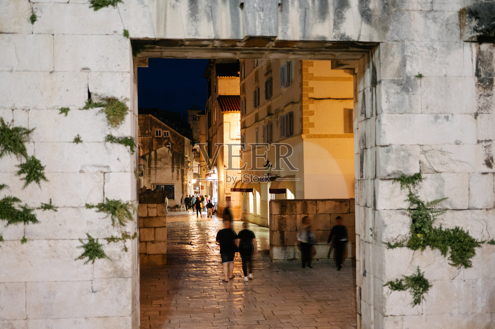 克罗地亚的斯普利特，夜晚照片摄影图片