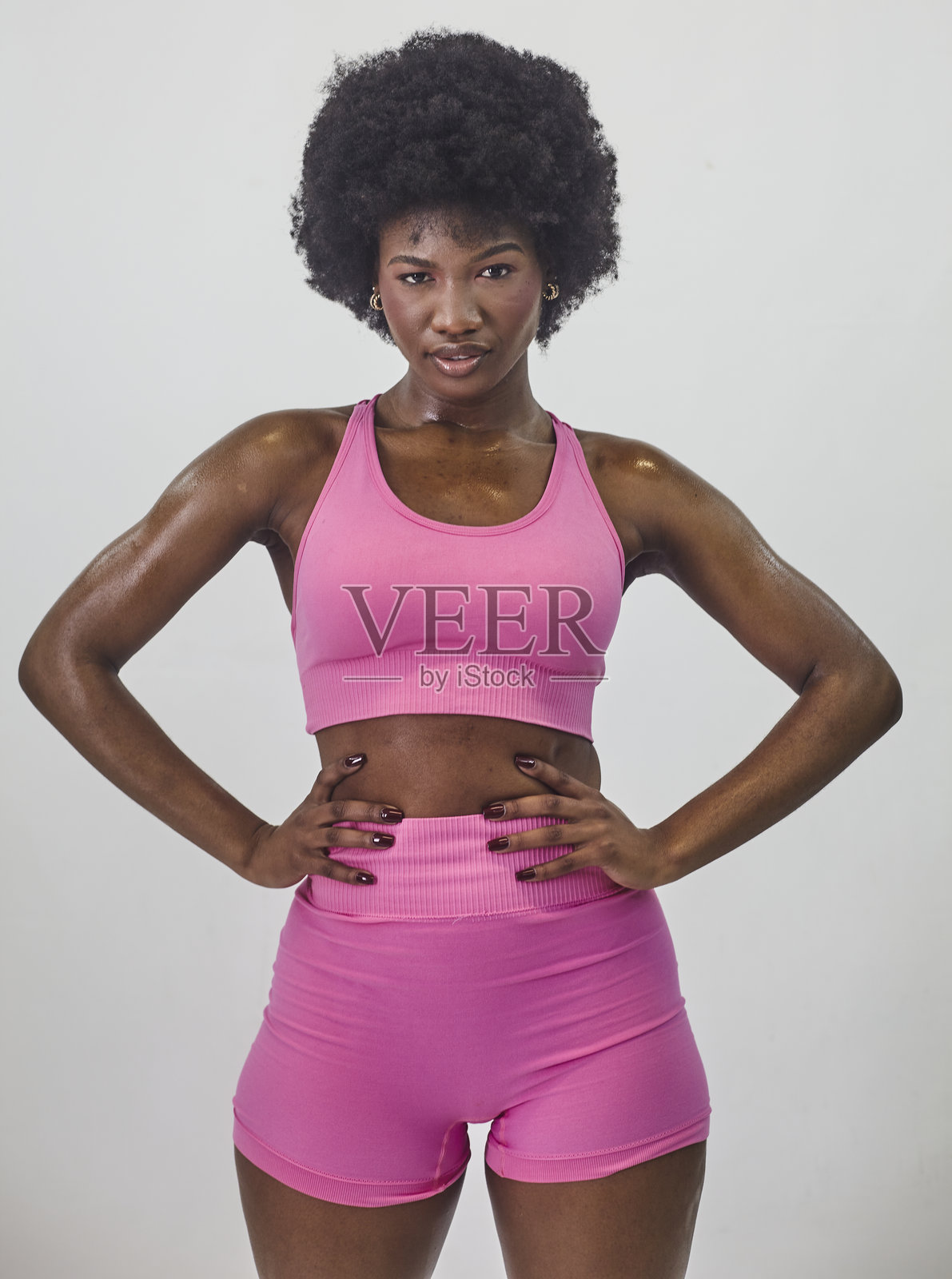 一位年轻、活跃、自信的女性肖像在摄影棚中照片摄影图片