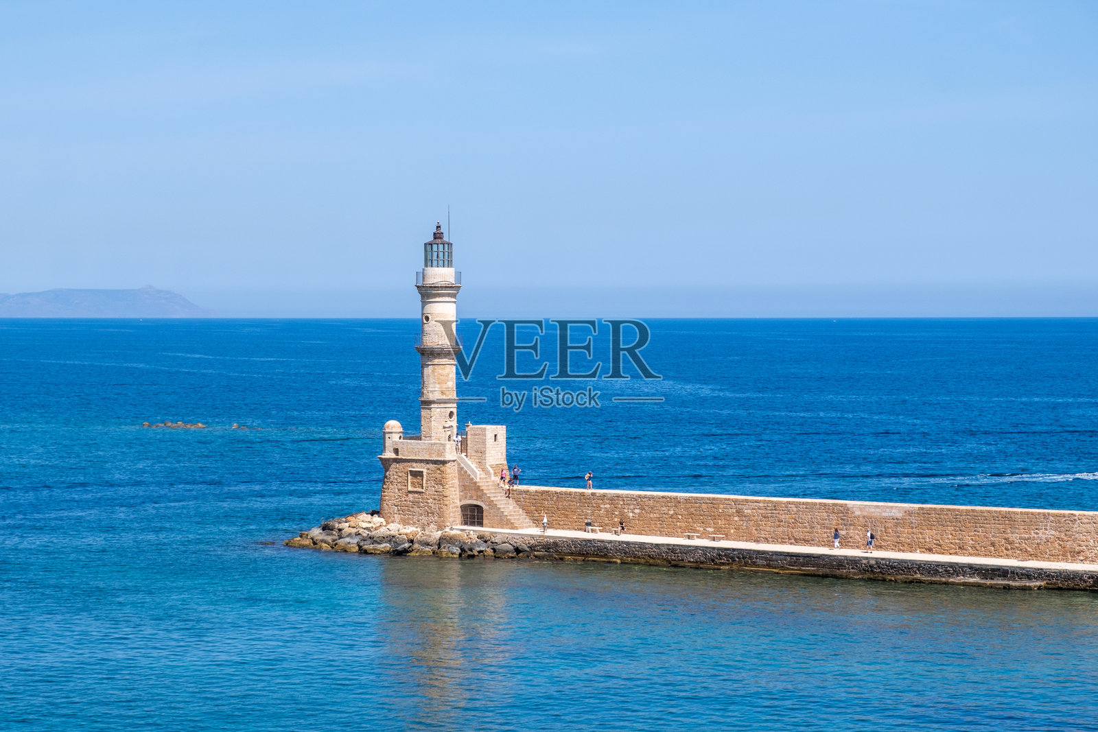 克里特岛哈尼亚。老威尼斯人港口的灯塔，蓝天。照片摄影图片