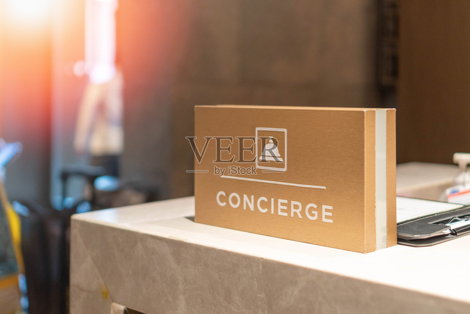 酒店前台的礼宾服务台，工作人员与旅游客户在一起工作。照片摄影图片