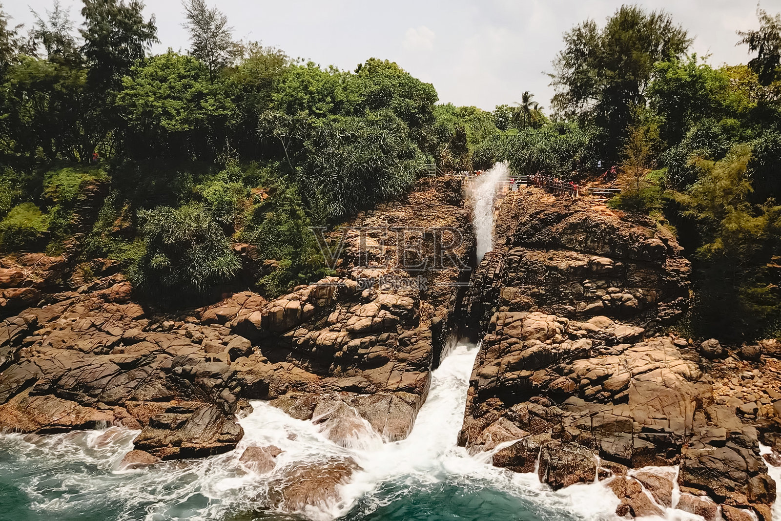 斯里兰卡南海岸的胡曼亚喷泉鸟瞰图，展示了强大的海洋喷雾从库达维拉村附近的海岸岩石悬崖中喷涌而出。斯里兰卡著名的旅游胜地。照片摄影图片
