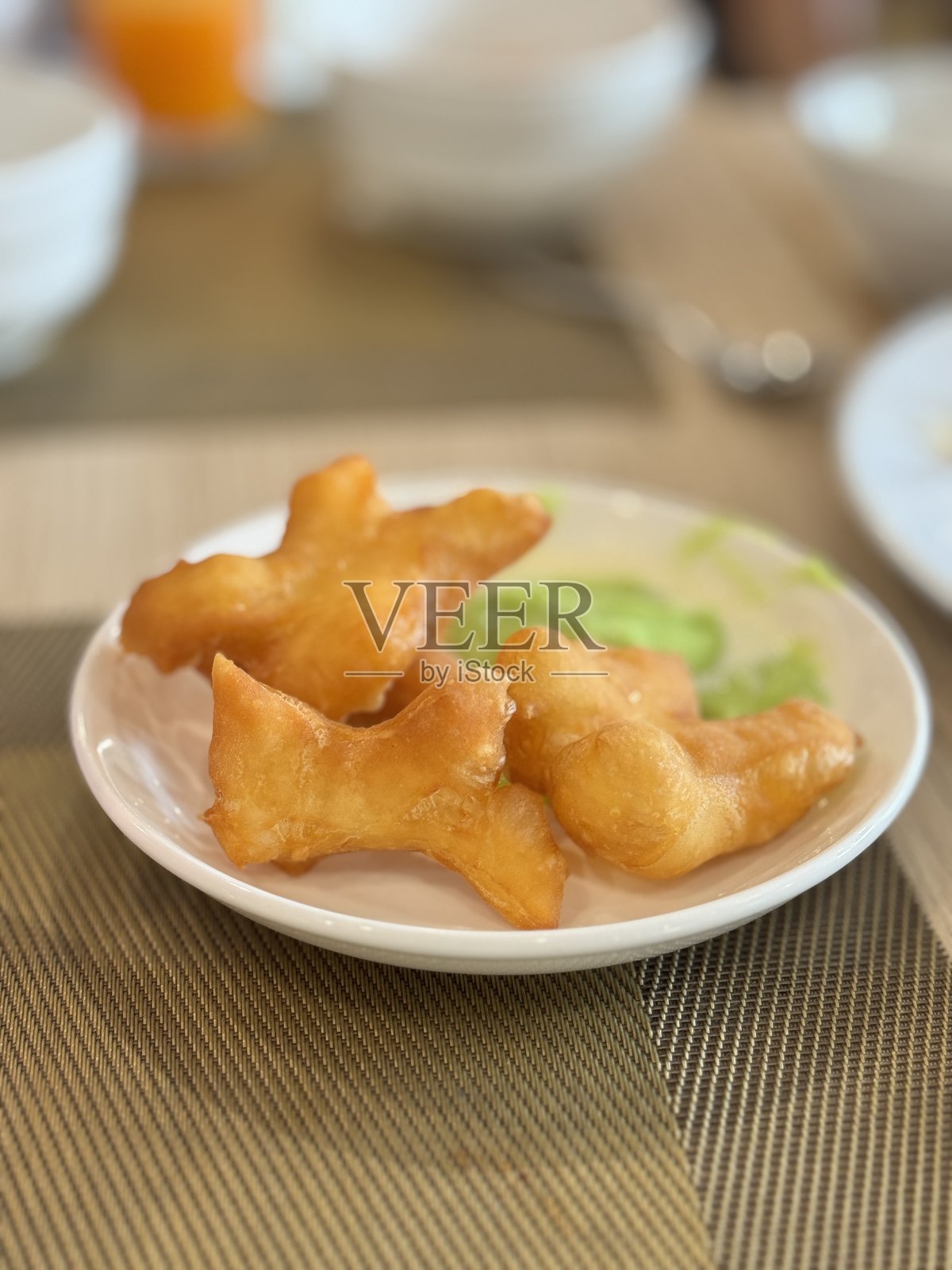 金黄酥脆的泰式“炸油条”（Pa Thong Ko），是一种受欢迎的街头小吃和早餐，搭配甜美的绿香兰奶油酱，完美适合泰国早餐。照片摄影图片