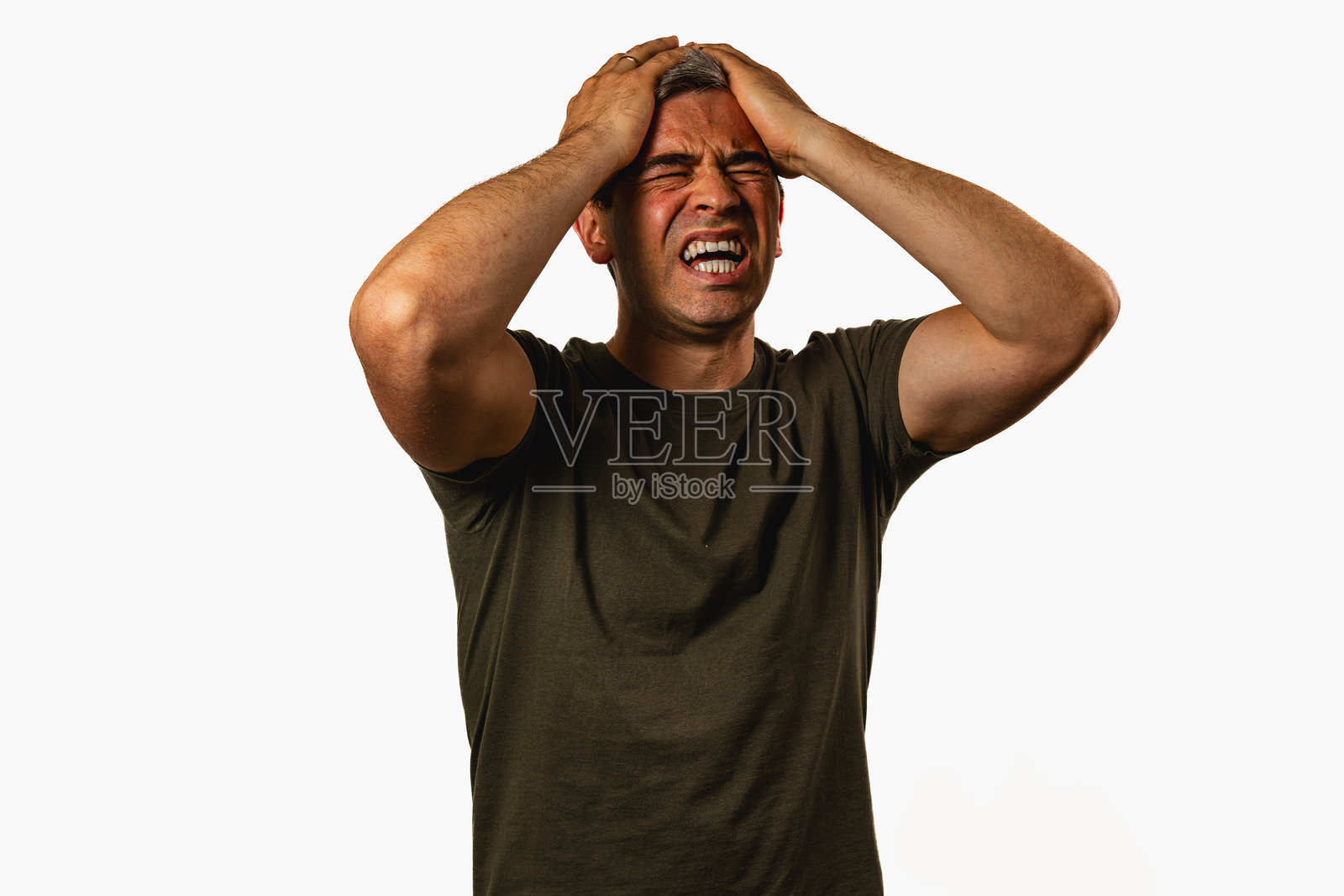 男人在室内经历情感时刻的痛苦照片摄影图片