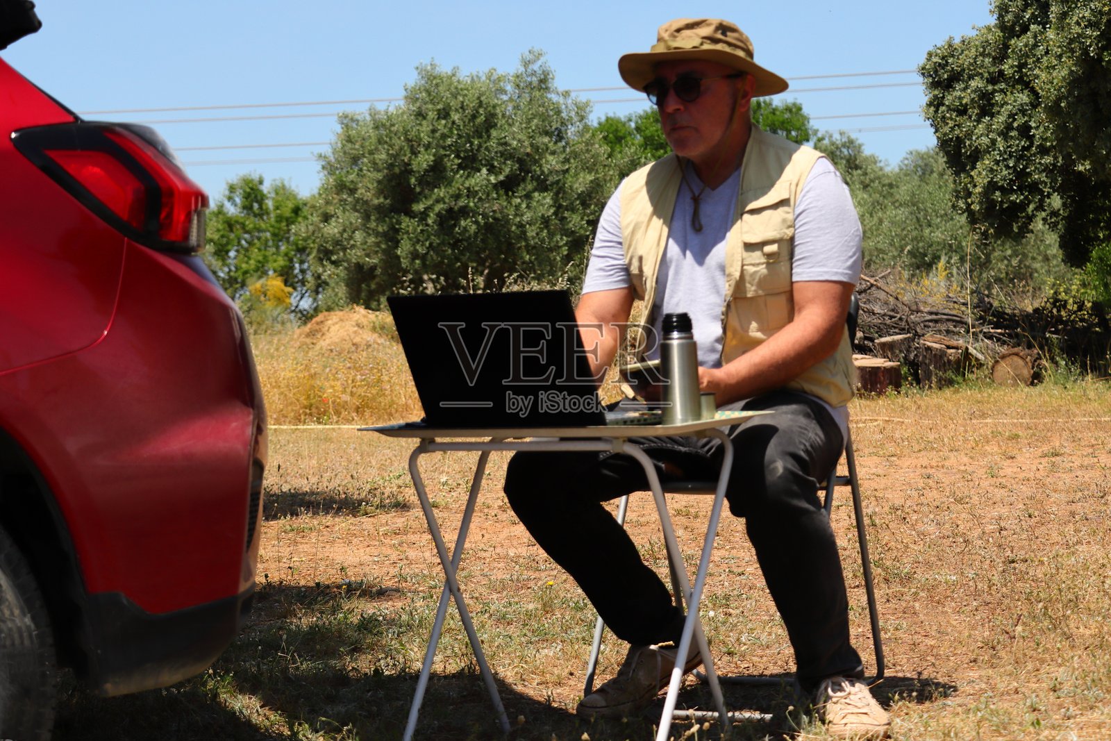 50岁以上的数字游牧者。自雇与自由。边工作边旅行。照片摄影图片