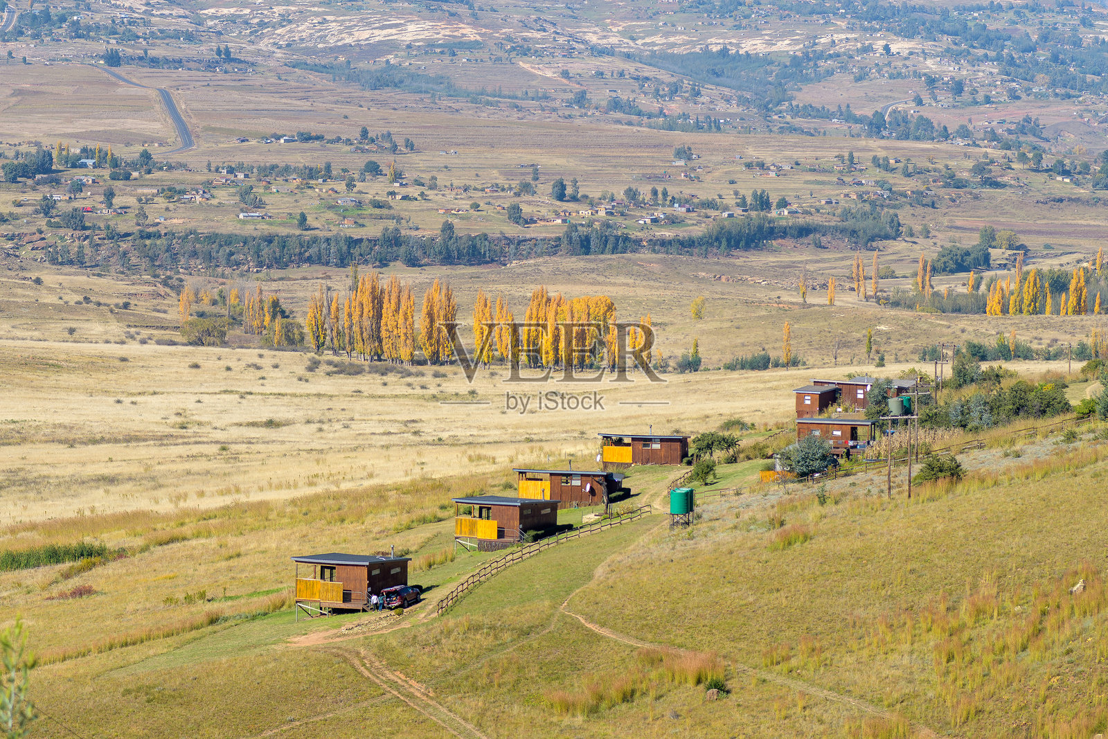 奥梅加山度假村的木屋，背后是莱索托的风景照片摄影图片