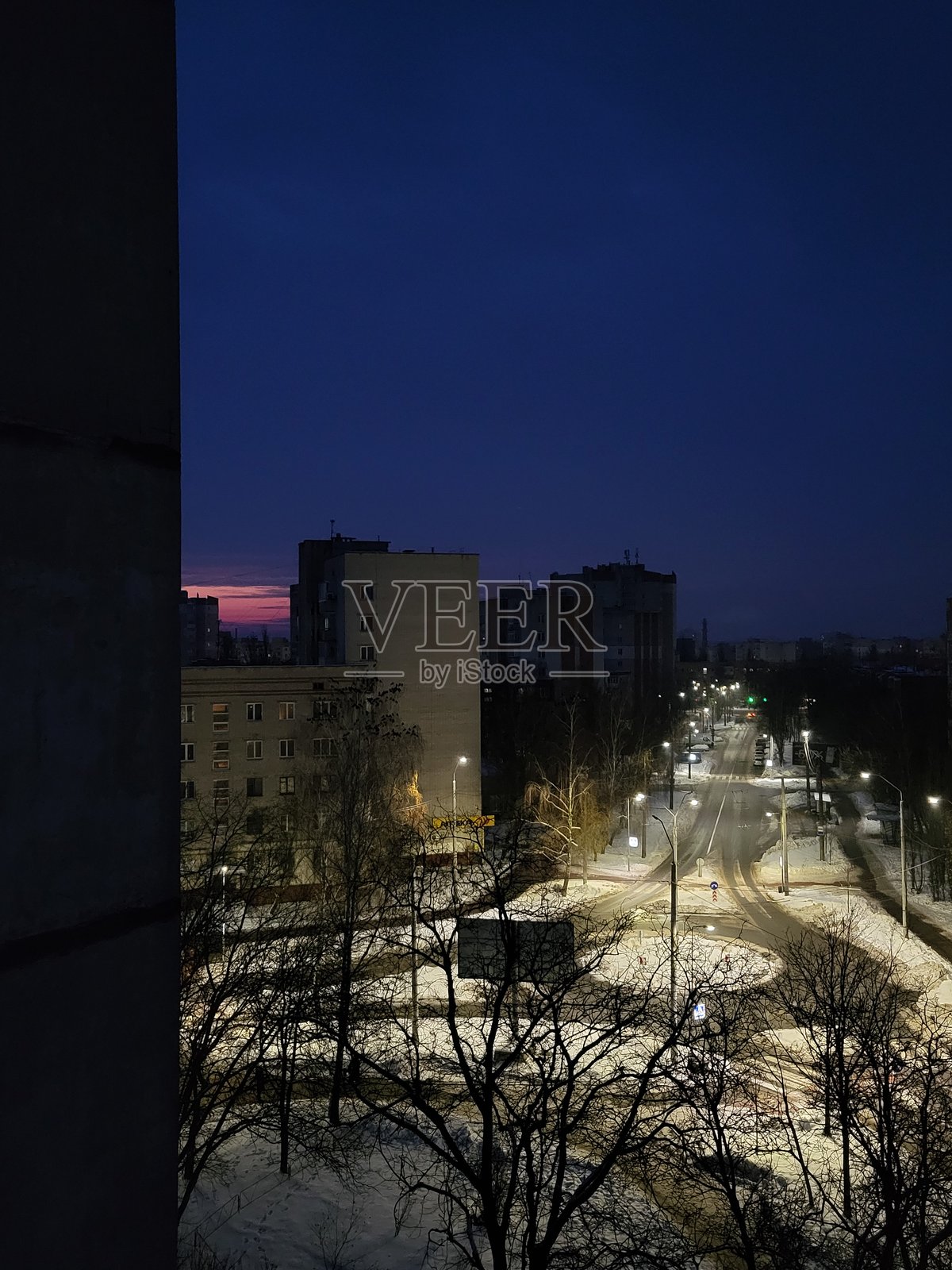 夜晚城市的灯光与照亮的道路景观照片摄影图片