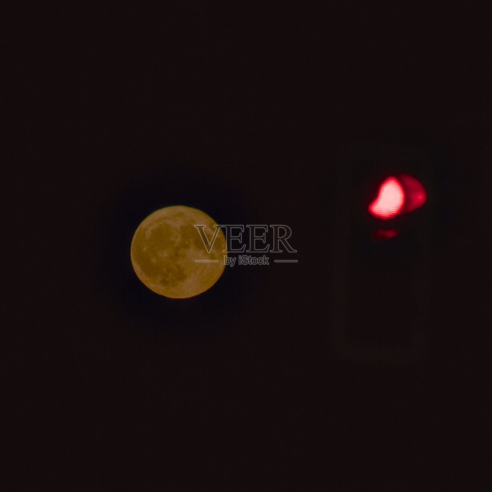 草莓月亮与交通灯照片摄影图片