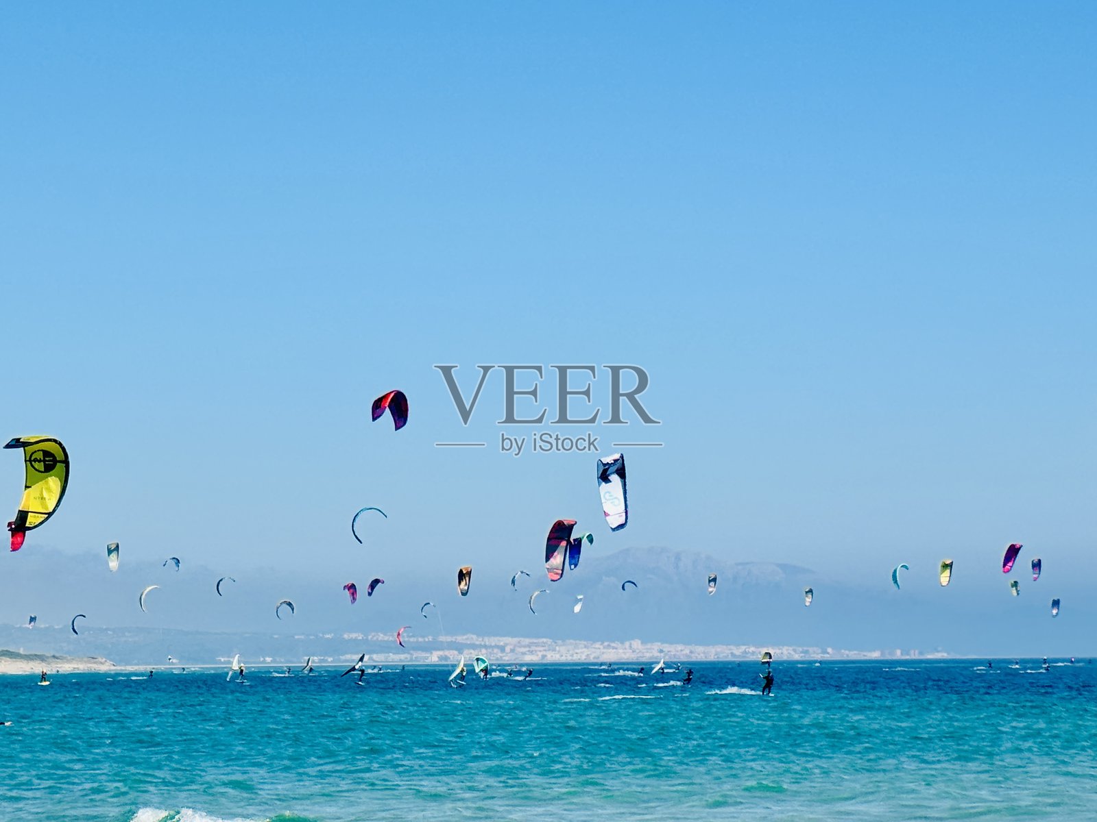 塔里法海滩上五彩斑斓的风筝冲浪帆。照片摄影图片