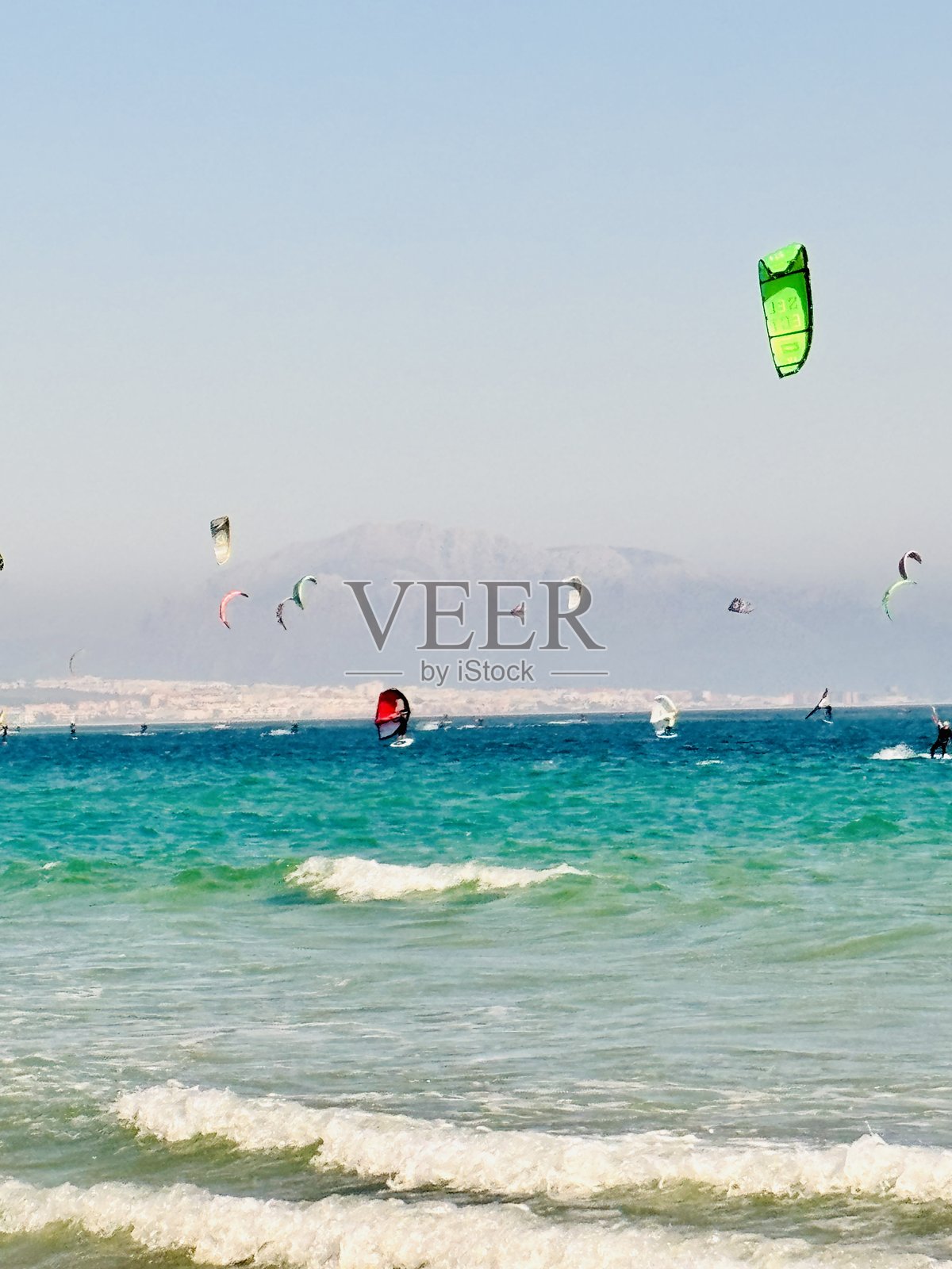 塔里法海滩上五彩斑斓的风筝冲浪帆。照片摄影图片