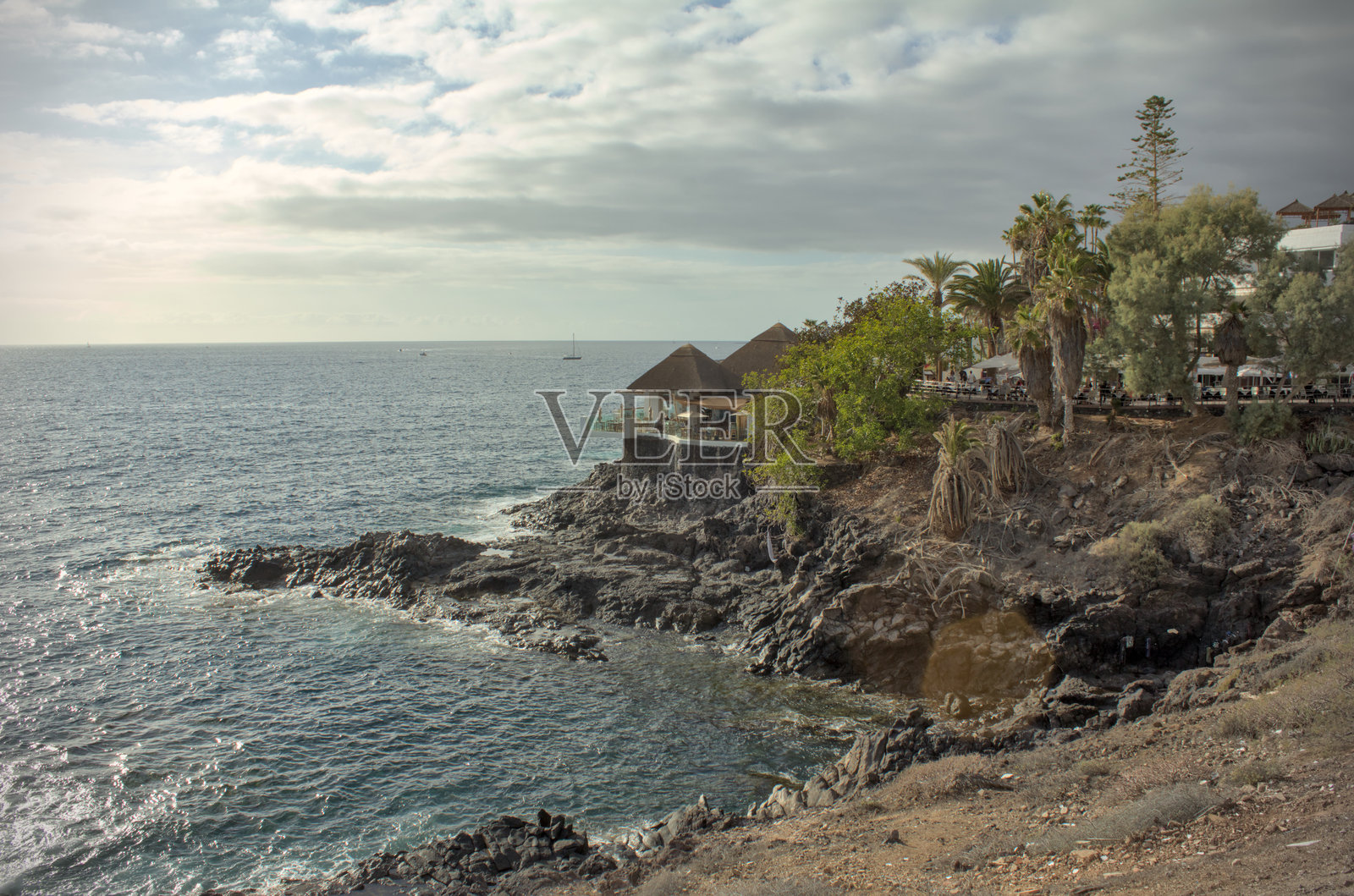 美丽的日落映照在西大西洋的岩石海岸，特内里费岛，西班牙照片摄影图片