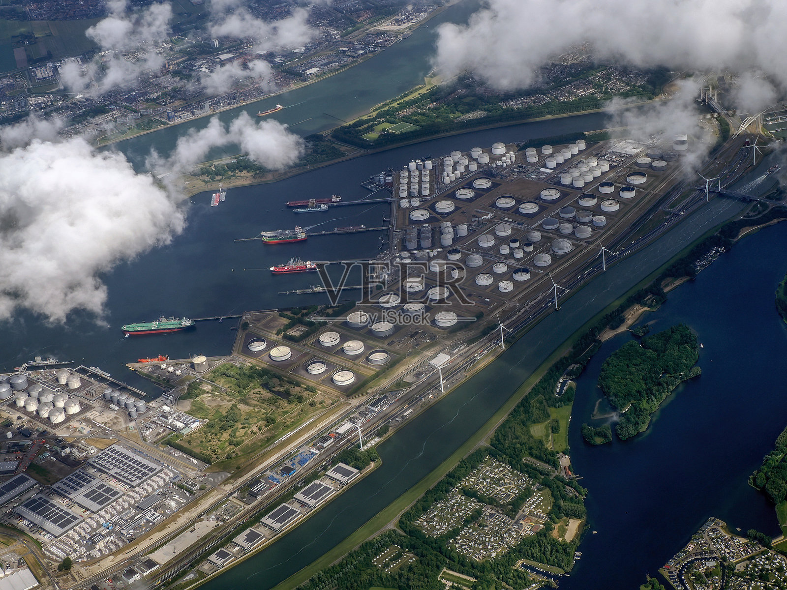 鹿特丹港口仓库的航拍全景，从飞机上俯瞰，正飞往阿姆斯特丹。照片摄影图片