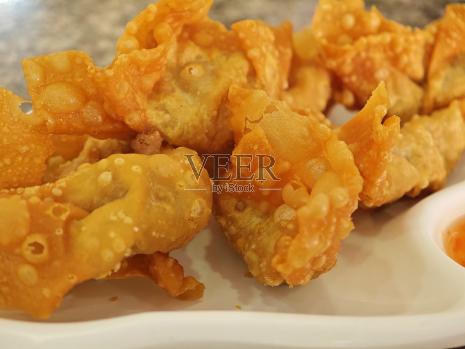 炸脆猪肉馄饨。照片摄影图片