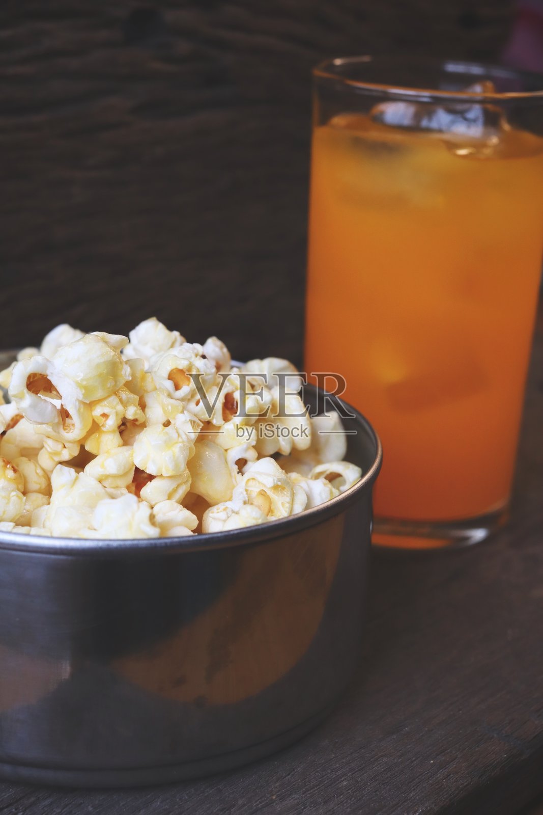 爆米花和橙色软饮料照片摄影图片