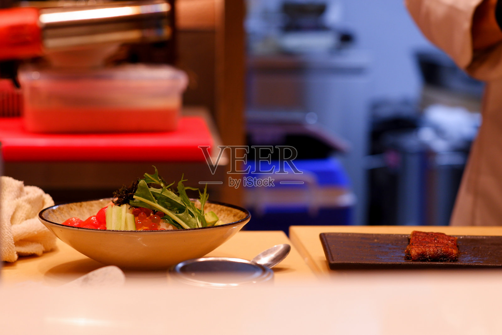 厨师正在熟练地烹饪日本料理。照片摄影图片