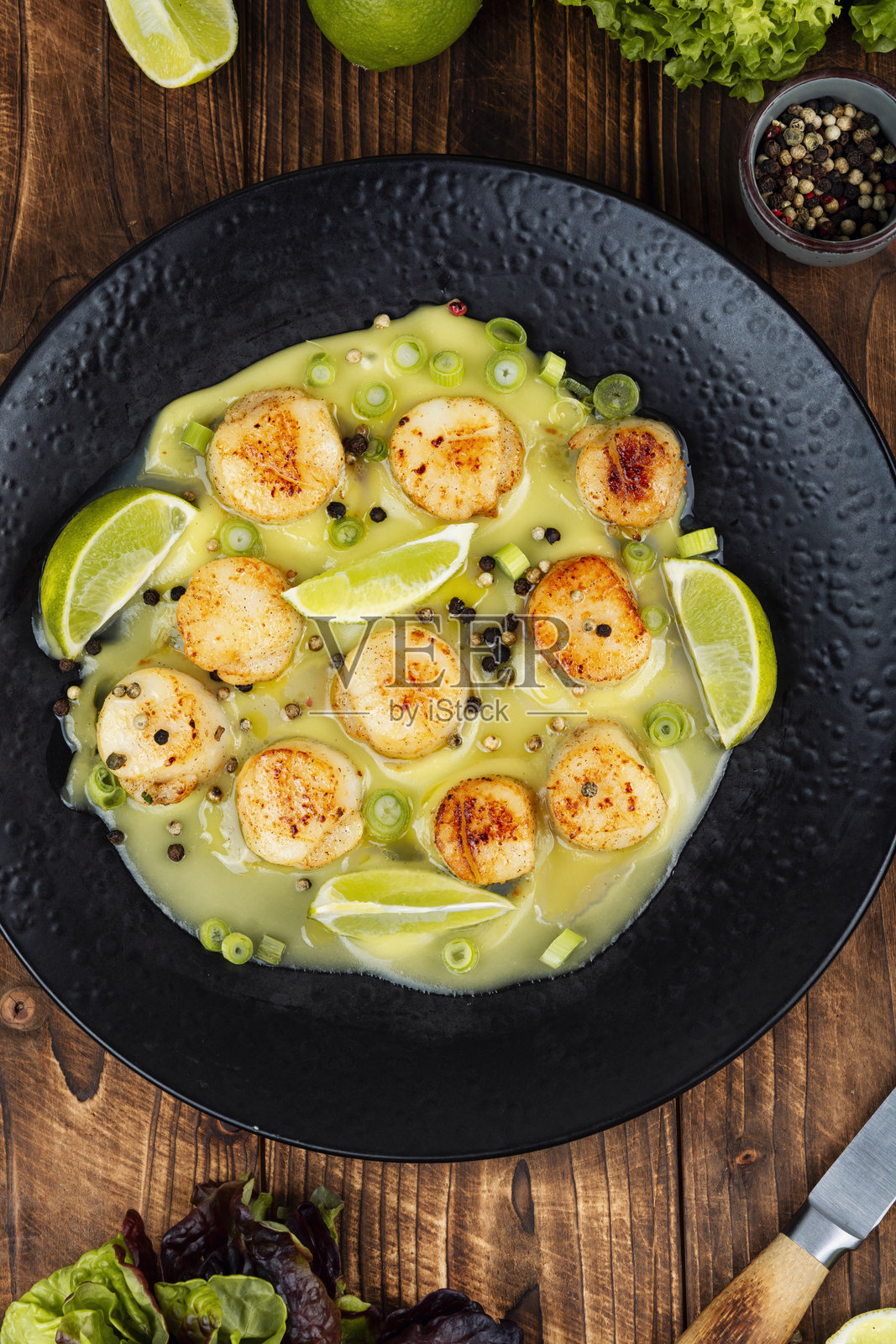 炸扇贝配酱汁。照片摄影图片