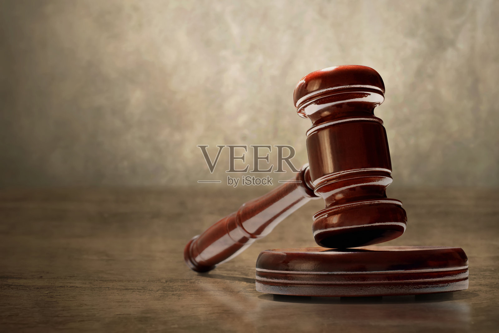 法官的法槌放在木地板上照片摄影图片