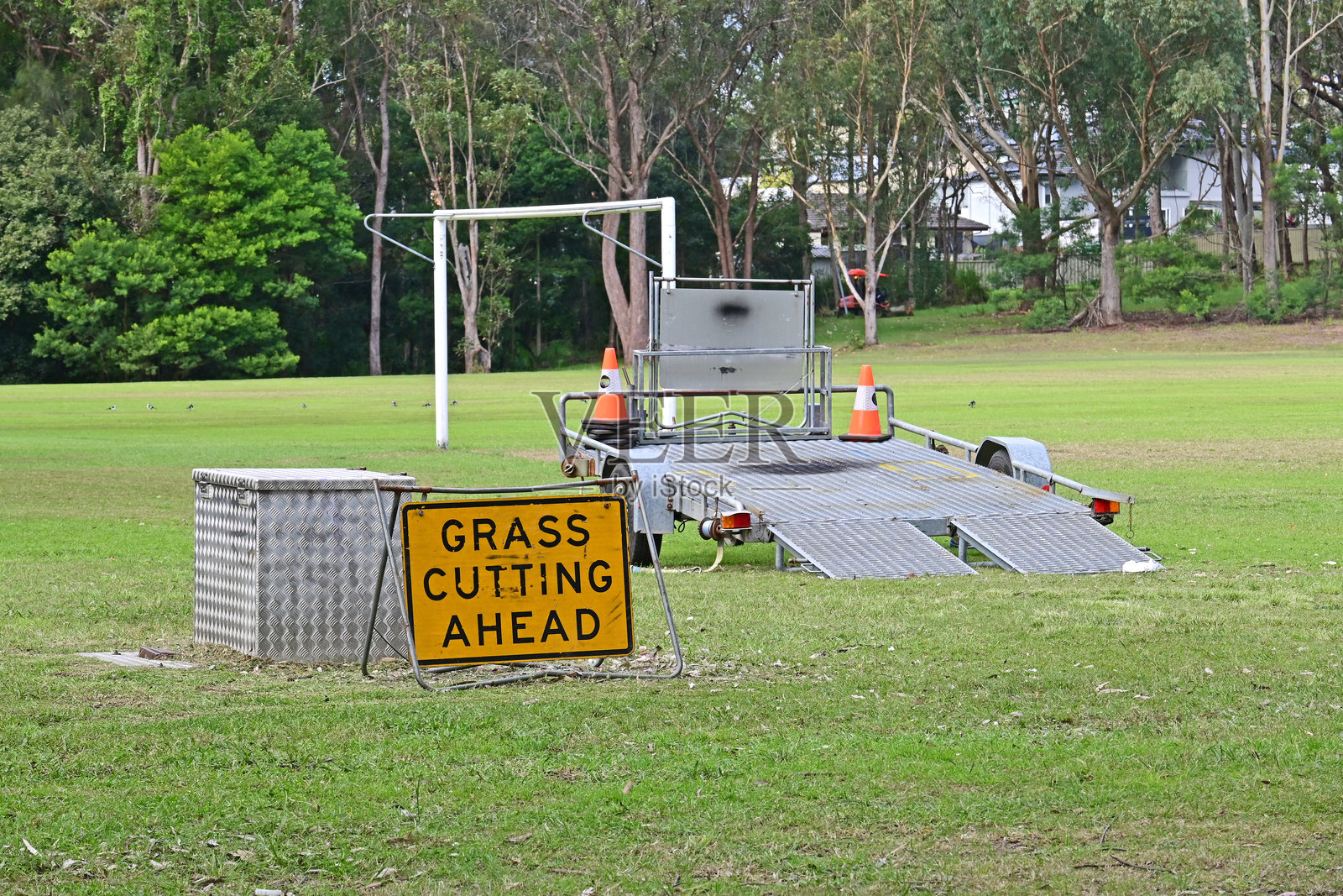 前方割草标志照片摄影图片