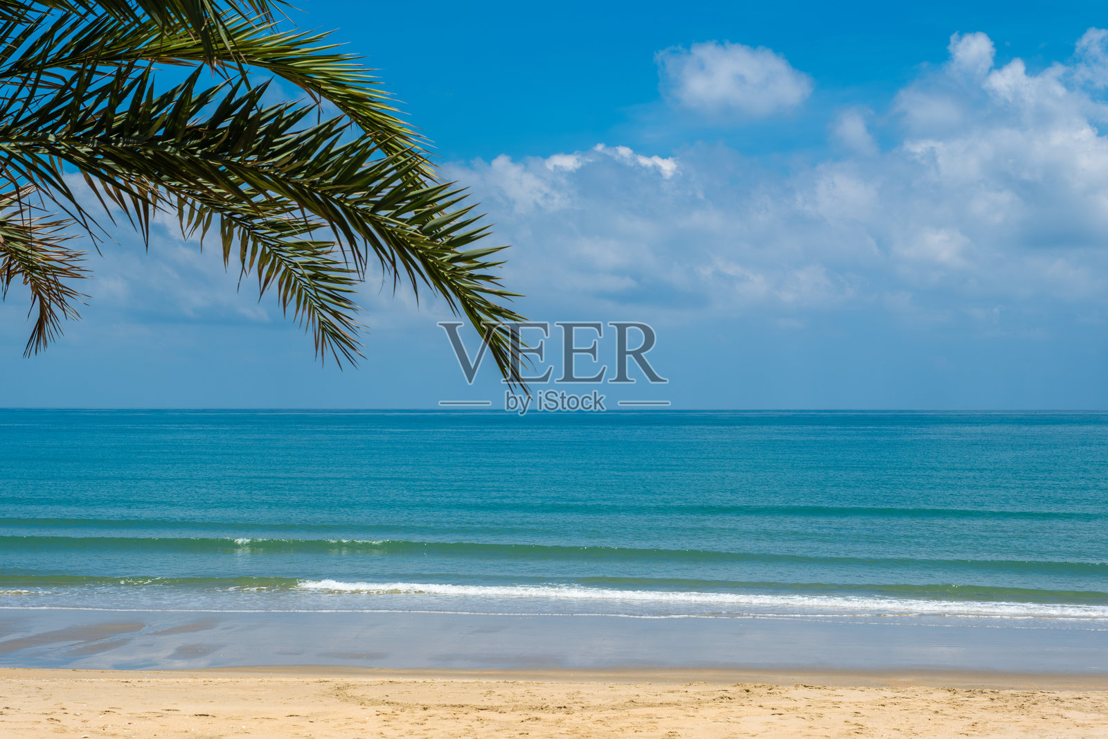 夏季假期概念的沙滩沙子背景。沙滩自然景观与阳光照射下的海水，闪耀的海水与蓝天形成对比。照片摄影图片