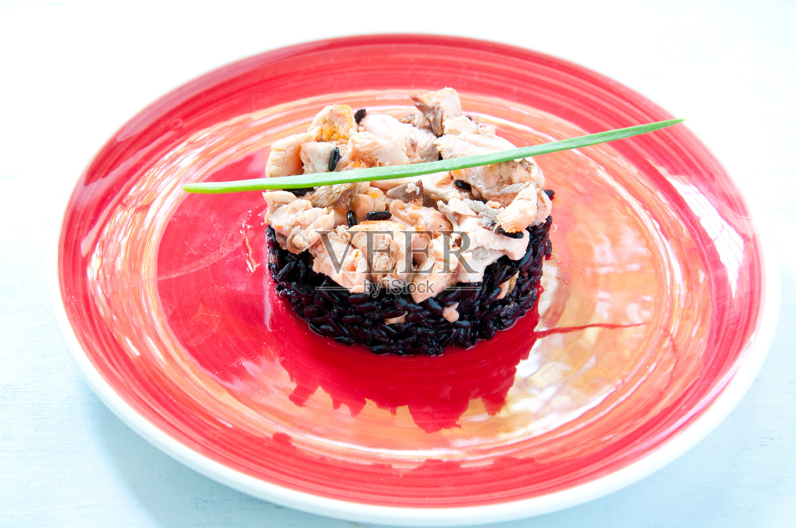 黑米配三文鱼奶油和香 parsley照片摄影图片