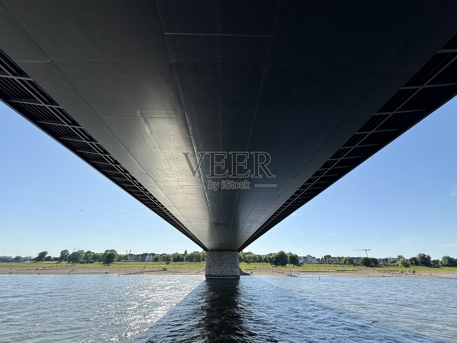 杜塞尔多夫是德国人口最多的州——北莱茵-威斯特法伦的首府。照片摄影图片