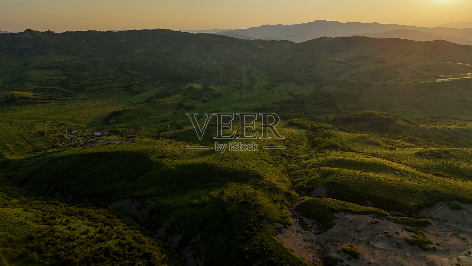布扎乌绿色山丘日落照片摄影图片