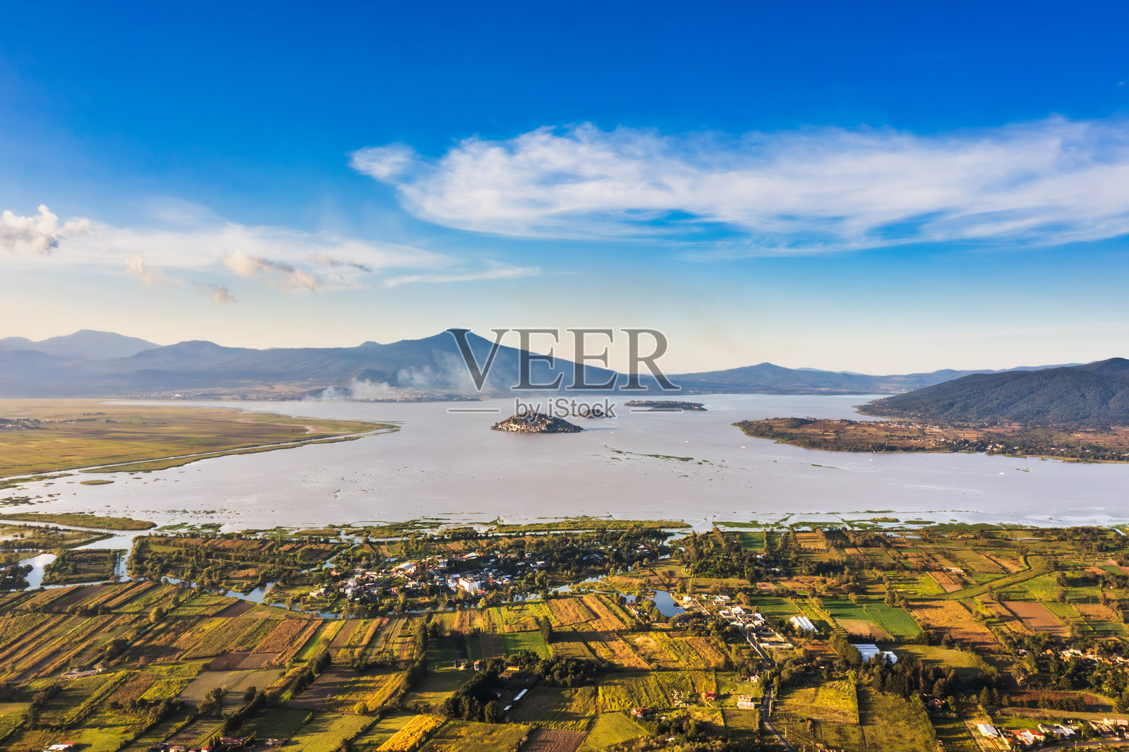 帕茹夸罗湖中的哈尼齐奥岛照片摄影图片