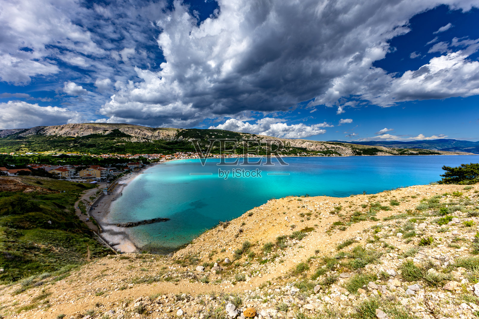 从巴斯卡海滩通往巴格山的徒步小径，俯瞰城市全景。照片摄影图片