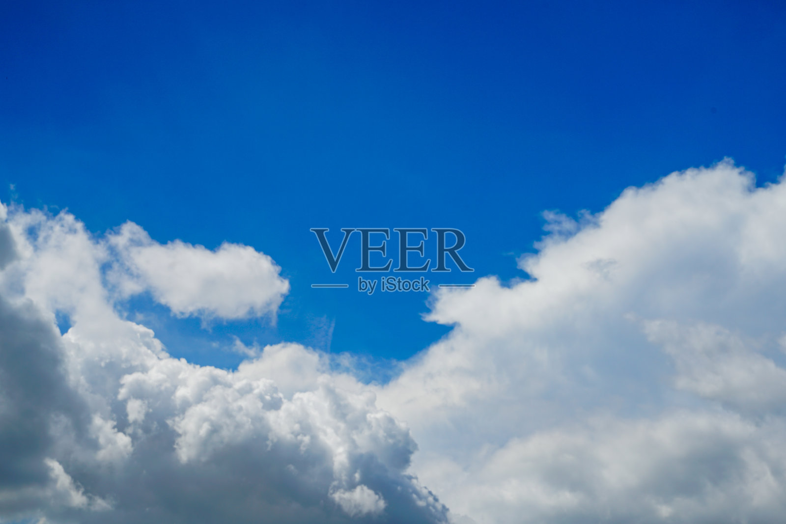 蓝天白云，晴朗的天空，鸟瞰图，自然，蓝天，白色晴朗天气。照片摄影图片