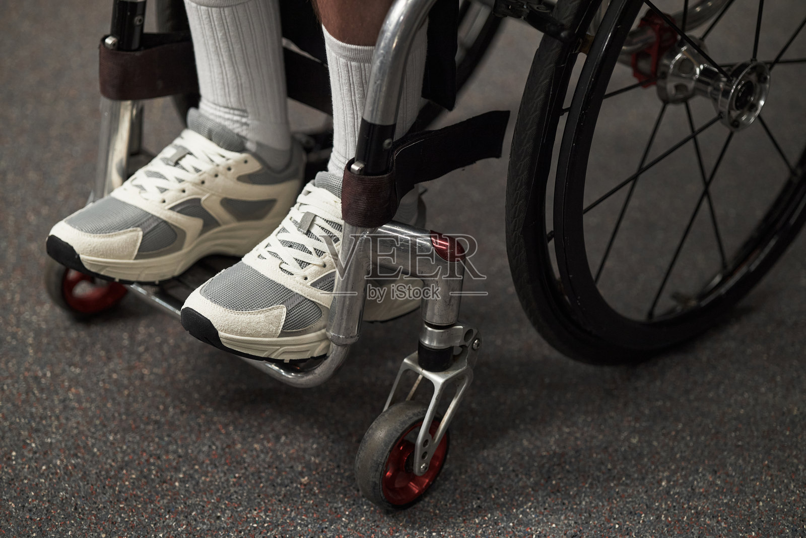 室内使用轮椅的人的特写视图照片摄影图片