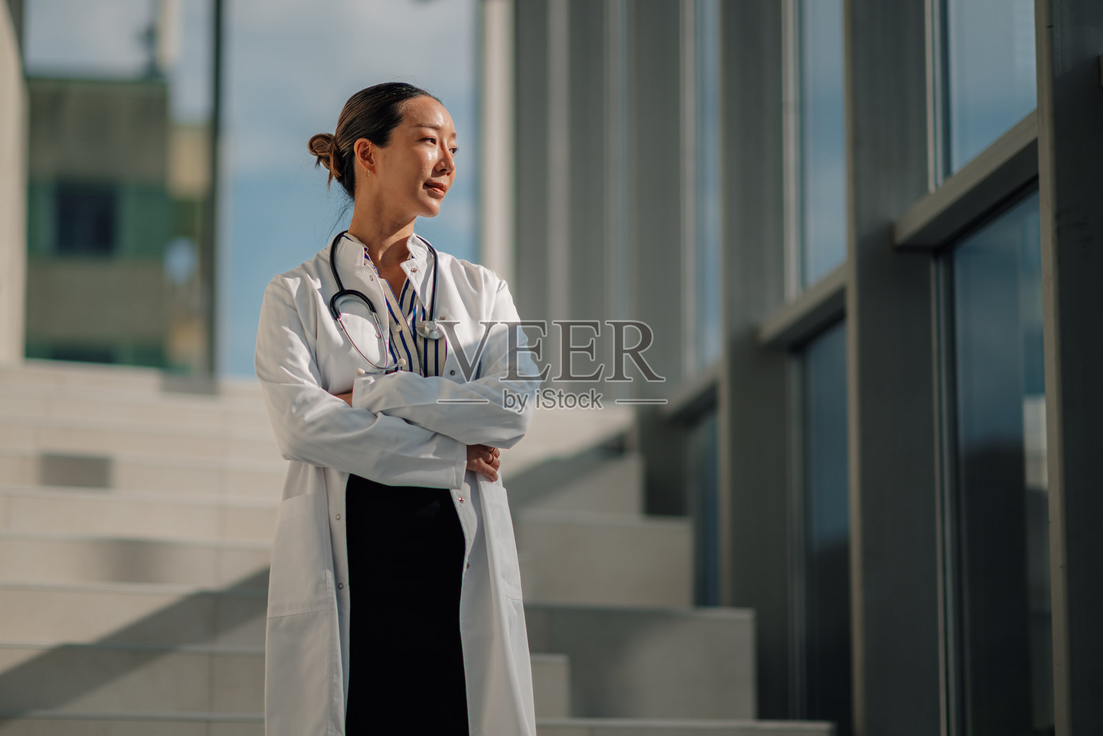 自信的女性医生展望医疗保健的未来照片摄影图片