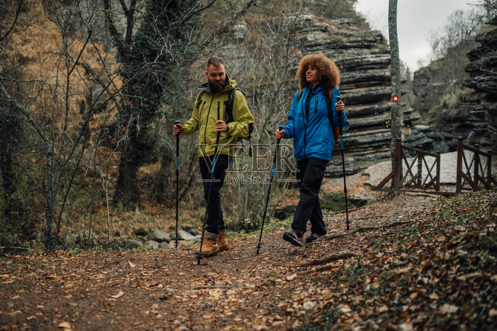 秋季徒步旅行者在森林小径上行走照片摄影图片