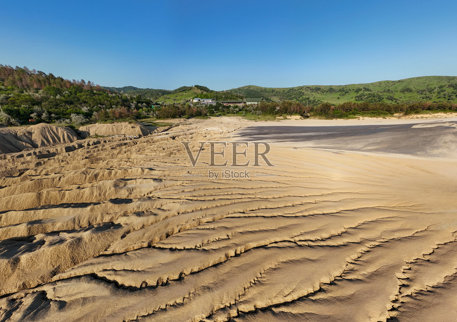 布扎乌的沸腾泥火山照片摄影图片