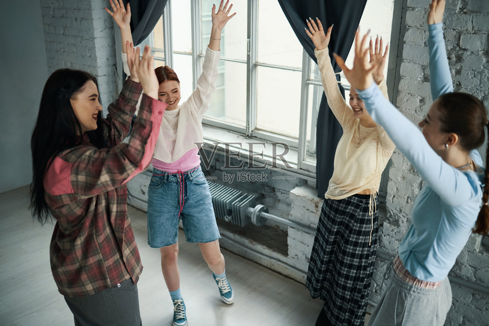 在明亮的工作室里享受团体舞蹈课照片摄影图片