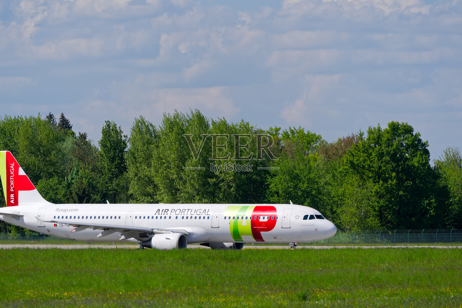 侧面视角的葡萄牙航空公司TAP的空客A321-211飞机，注册号CS-TJF，在阳光明媚的春天从瑞士苏黎世克洛滕机场起飞。照片摄影图片