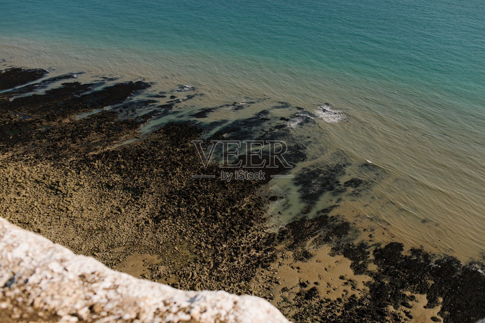 七姐妹，英国，沙滩和岩石上的低潮。悬崖上的俯视图。照片摄影图片